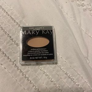 Cream-to- powder foundation